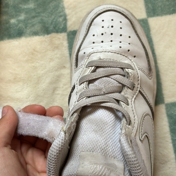 White youth Nike shoes. - Picture 6 of 11